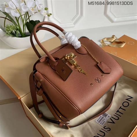 Louis Vuitton Milla PM .